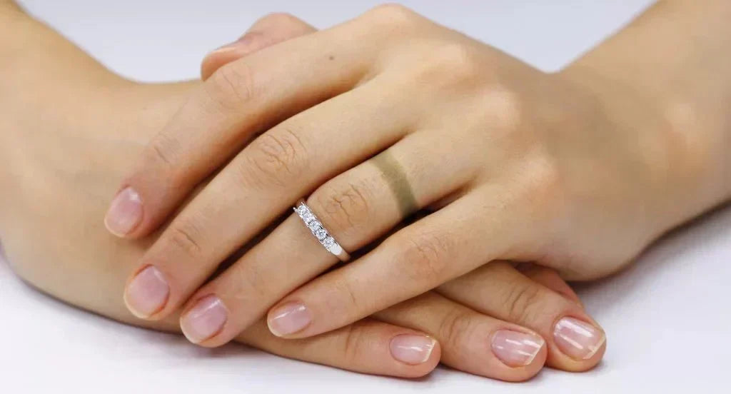 why does jewellery turn skin green